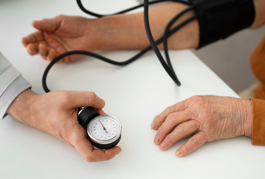 Doctor atendiendo paciente